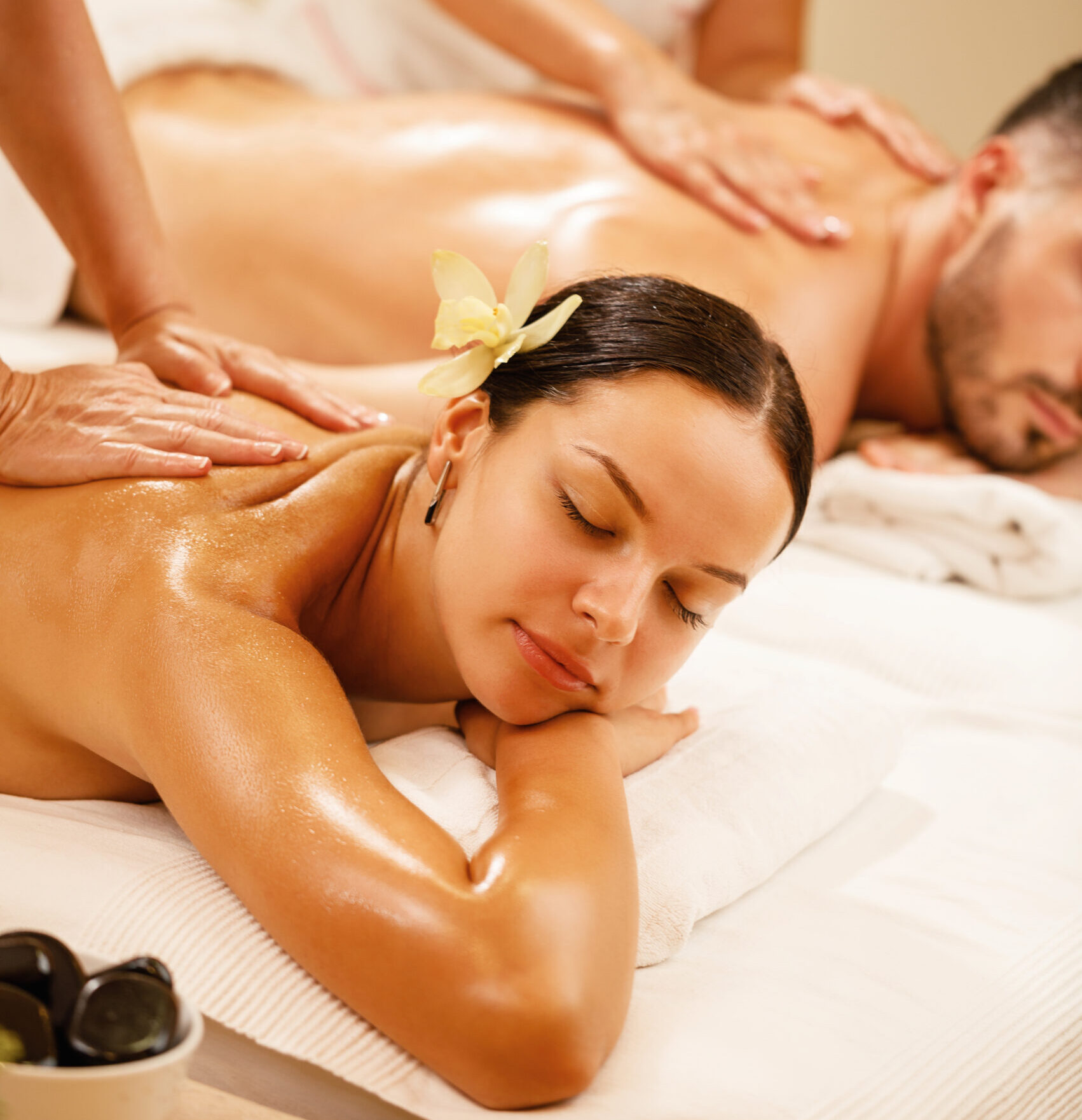 pareja-joven-relajandose-masaje-espalda-spa-salud-foco-mujer-joven-scaled-e1706989777676.jpg